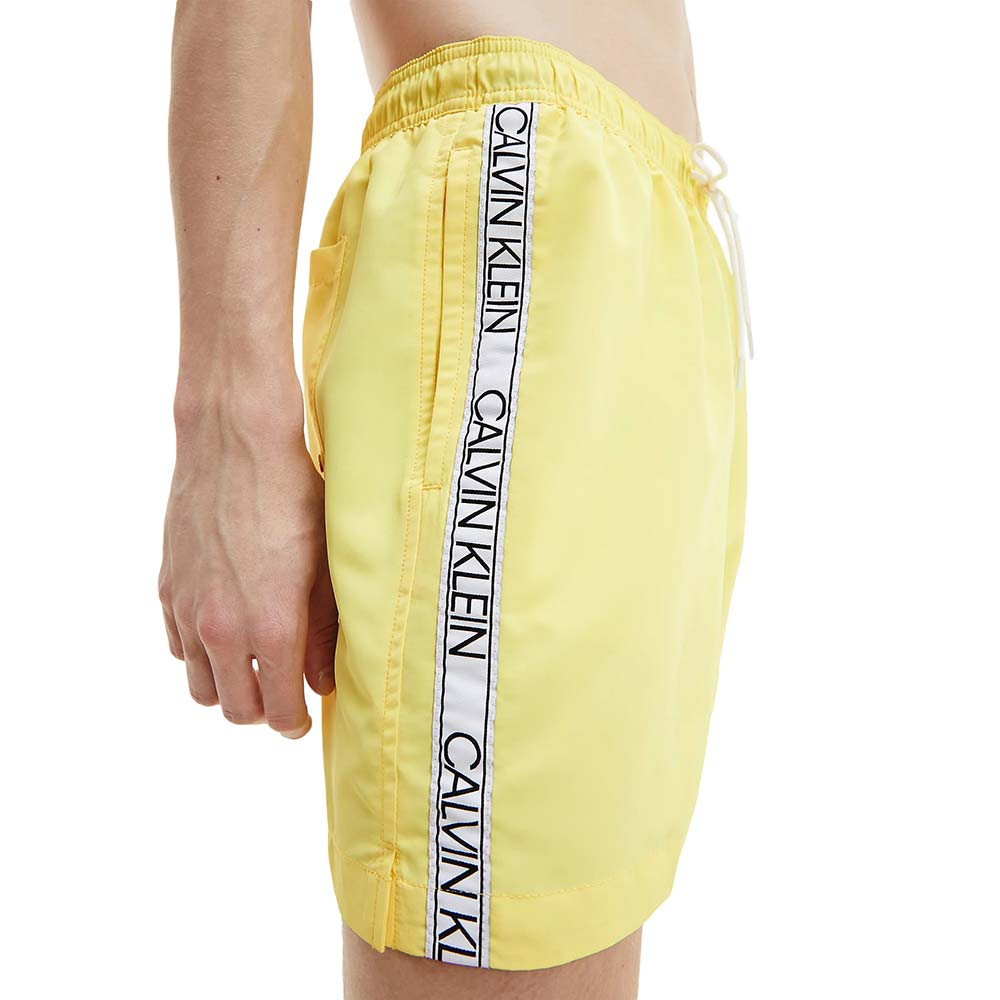 Medium Short De Bain Homme CALVIN KLEIN JAUNE pas cher Shorts de